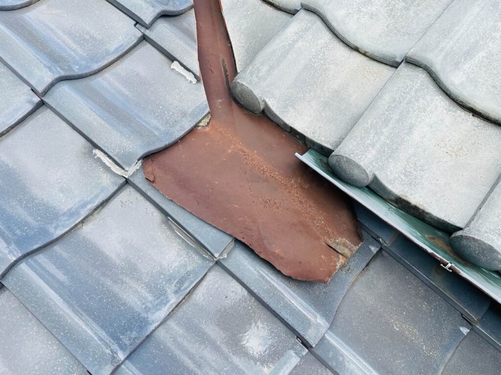 博多区屋根修理　博多区屋根工事　漆喰が剥がれていると言われた　漆喰の剥がれ　漆喰の補修　住みたかルーフ