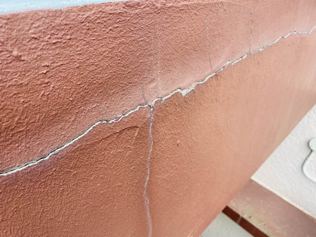 博多区屋根修理　博多区屋根工事　漆喰が剥がれていると言われた　漆喰の剥がれ　漆喰の補修　住みたかルーフ