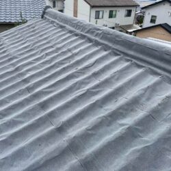 宗像市にて防水シートを屋根の上から重ね、雨水の侵入を防ぐ雨漏り工事「廃盤になったセキスイかわらUの屋根リフォーム」