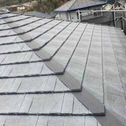 糟屋郡志免町にて天窓破損による雨漏り発生、屋根葺き替え工事にて美しい屋根へ変身！　