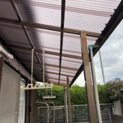 糟屋郡宇美町にて、台風や強風の影響で波板が破損した住宅のベランダの波板交換工事を行いました！