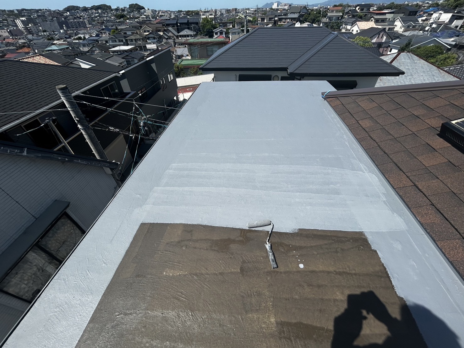 福岡市南区の住宅、雨漏り被害。増築した部分からの雨漏りで天井クロスが剥がれるほどの雨漏り被害が発生。