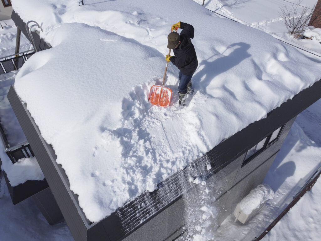 北海道　雪おろし　