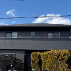 屋根と外壁の色褪せが気になる糟屋郡篠栗町の一軒家。ROOGA鉄平を使用した高級感のある美しい住宅へ大変身！