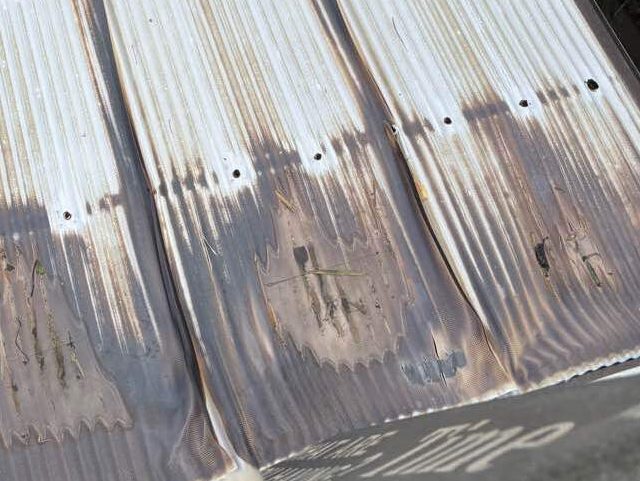 ベランダ屋根　穴あき　雨漏り