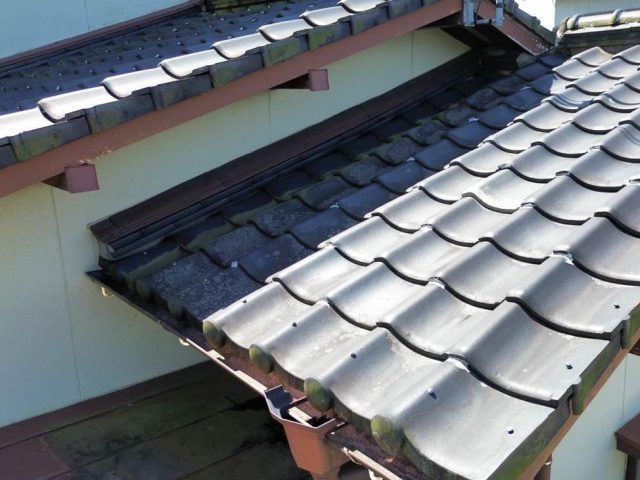 瓦屋根　色褪せ