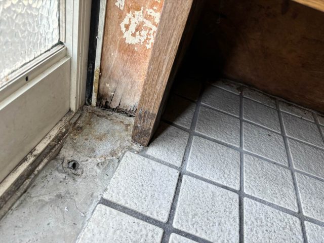 窓枠　カビ　腐食