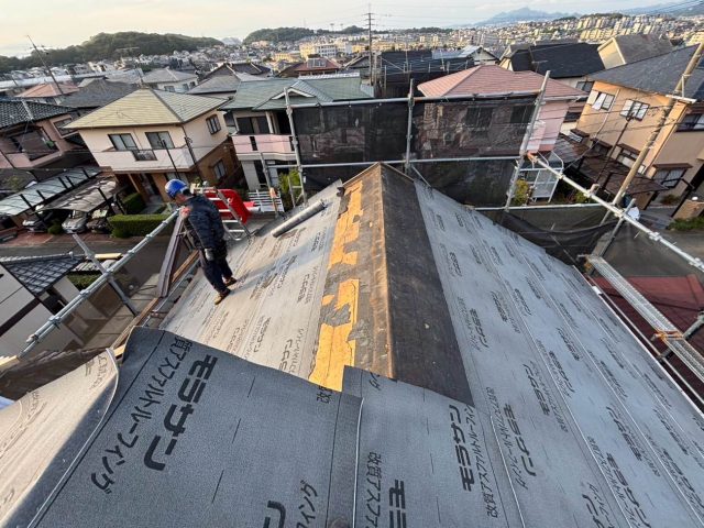 屋根葺き替え工事　防水シート敷設