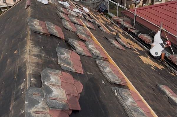 屋根葺き替え工事　スレート屋根撤去作業