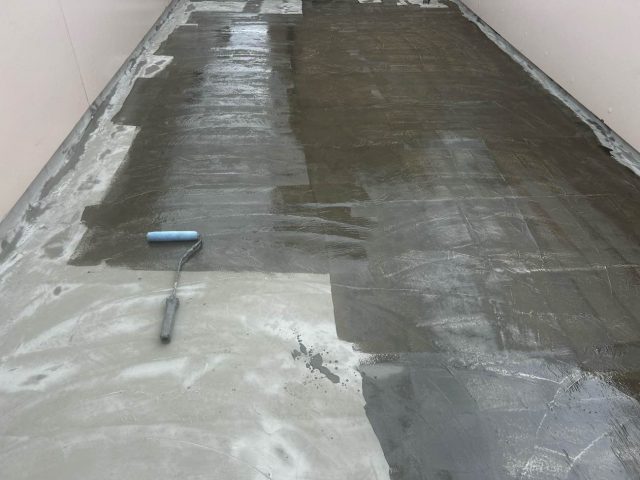 ウレタン防水工事　プライマー塗布