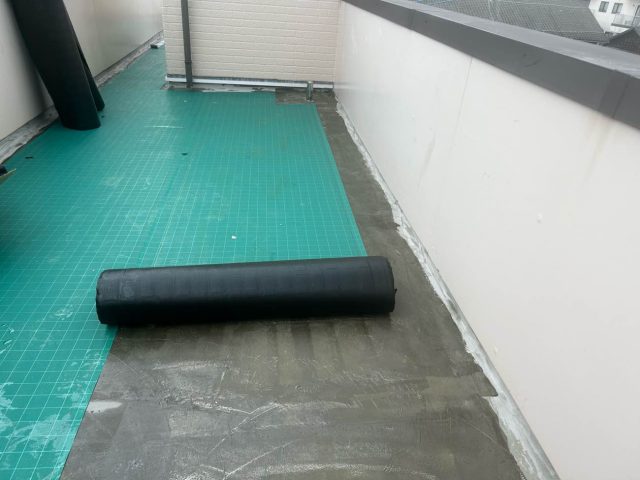 ウレタン防水工事　絶縁シート敷設