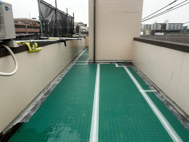 ウレタン防水工事　絶縁シート敷設