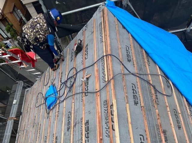 屋根葺き替え工事　桟木取り付け