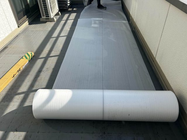 ベランダ防水工事　絶縁シート敷設