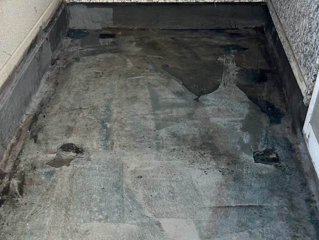 ベランダ床　防水層劣化