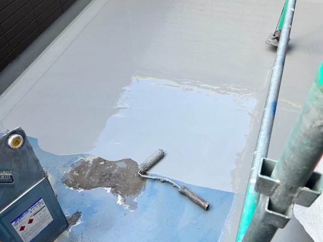ウレタン防水工事　中塗り作業