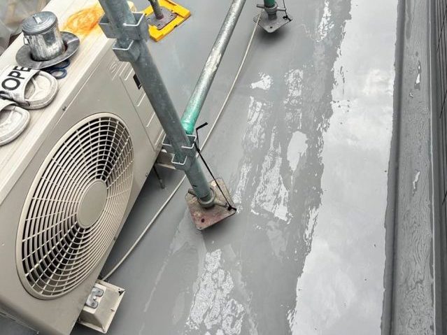 ウレタン防水工事　上塗り作業
