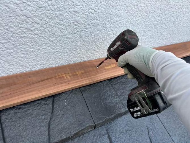 差し掛け屋根　板金工事　貫板設置