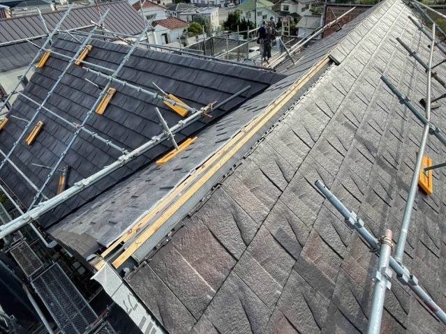 屋根葺き替え工事　棟板金取り付け