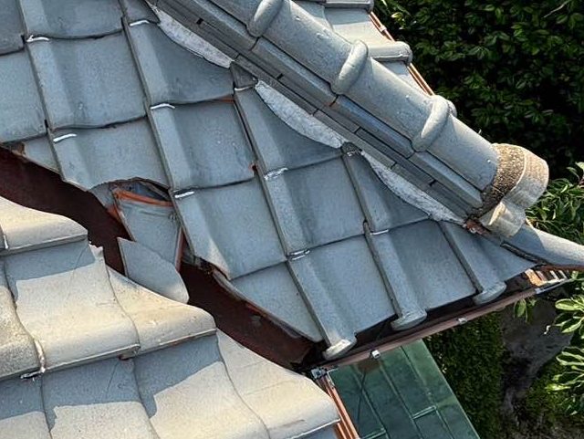 瓦　劣化　欠け　ひび割れ
