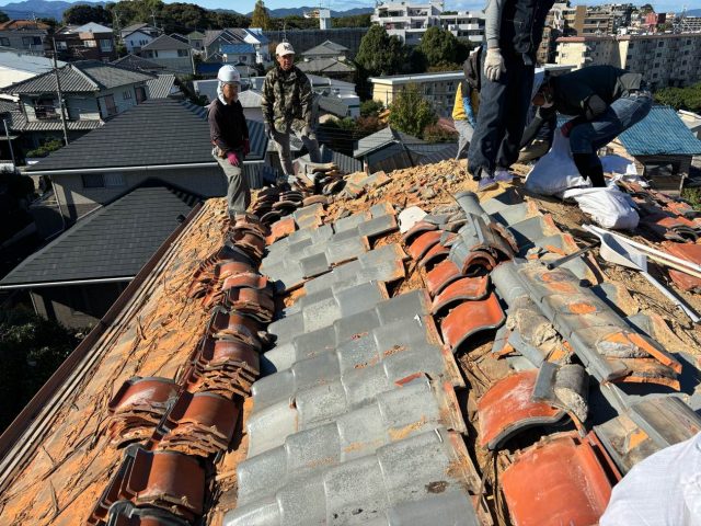 屋根葺き替え工事　既存瓦撤去