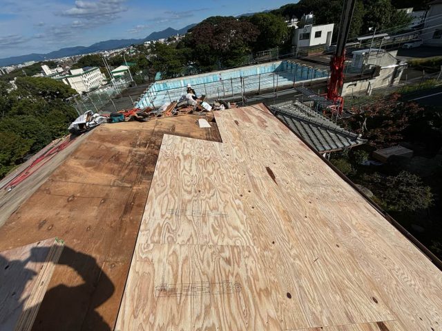 屋根葺き替え工事　野地板施工