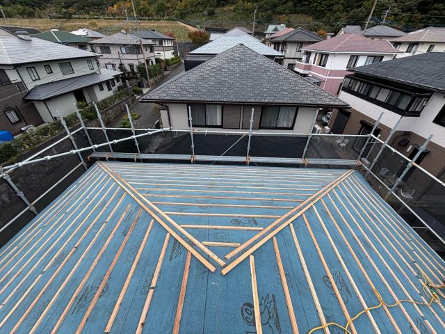 屋根カバー工法　桟木設置