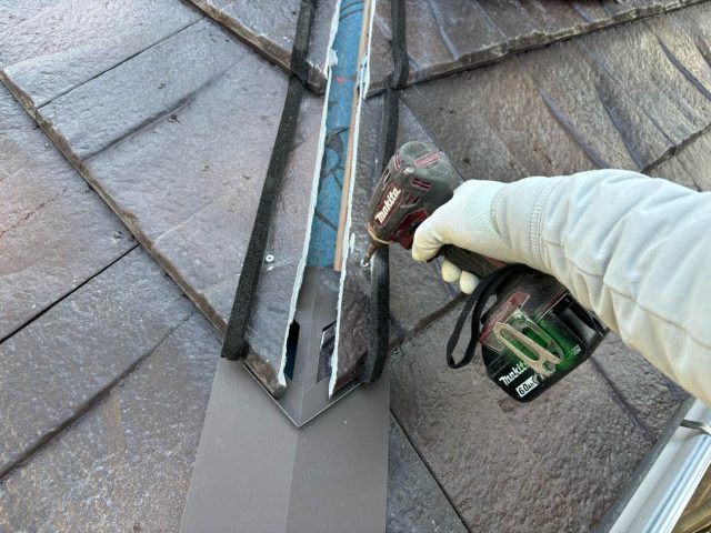 屋根カバー工法　棟板金設置