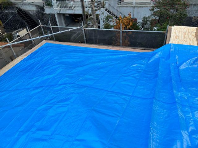 屋根葺き替え工事　雨天　ブルーシート