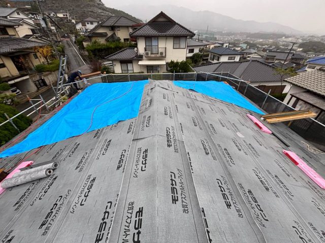 屋根葺き替え工事　防水シート敷設
