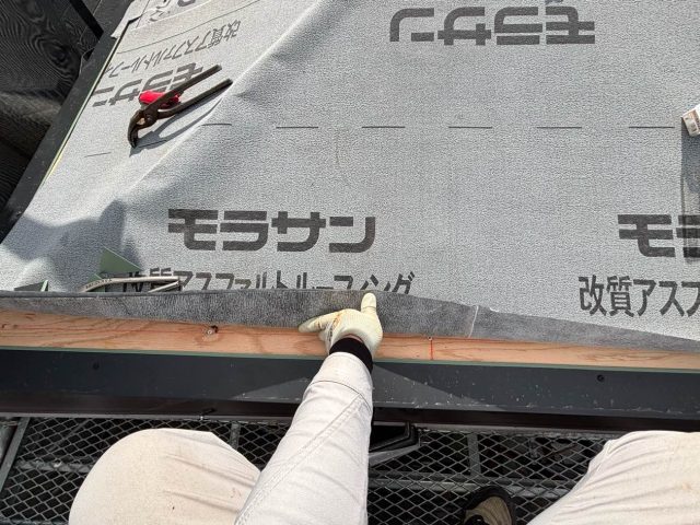 屋根葺き替え工事　防水シート敷設