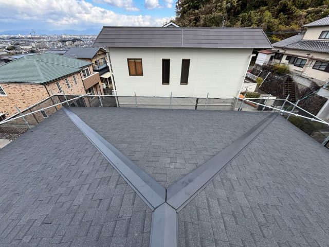 屋根葺き替え工事　棟板金設置