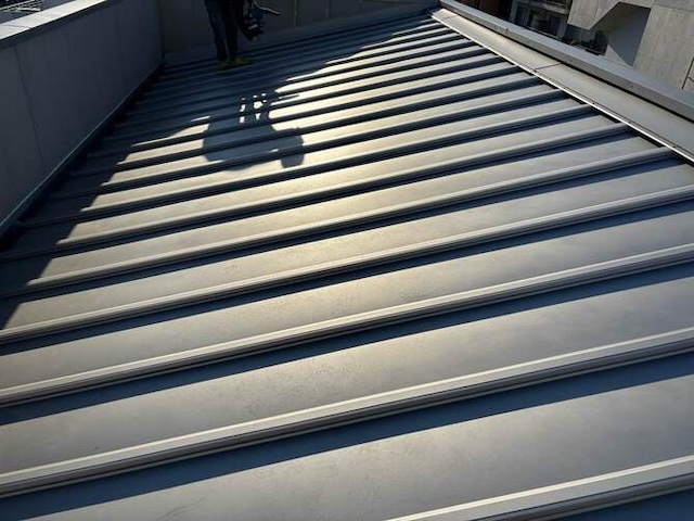 金属屋根カバー工法　施工完了写真