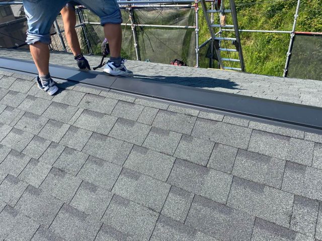 屋根カバー工法　棟板金取り付け