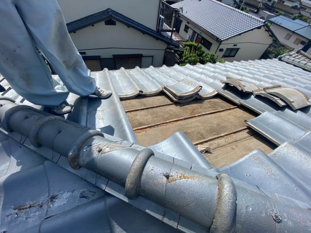 瓦屋根葺き直し工事　防水シート劣化