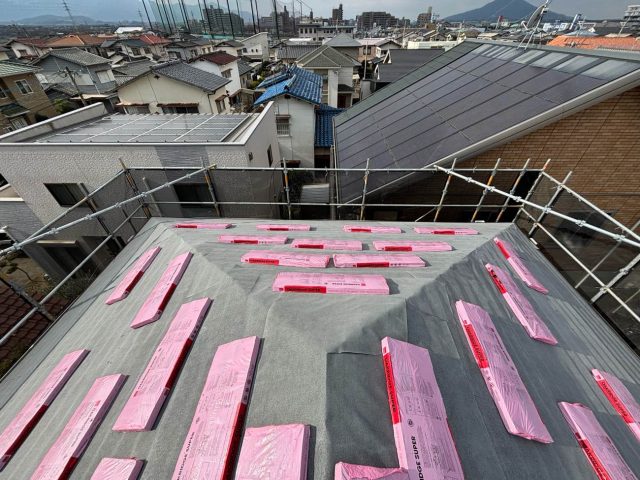 屋根カバー工法　防水シート敷設完了