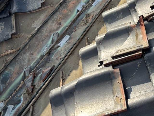 谷板金交換工事　既存谷板金撤去