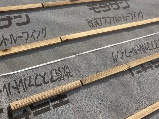 屋根葺き直し工事　桟木設置