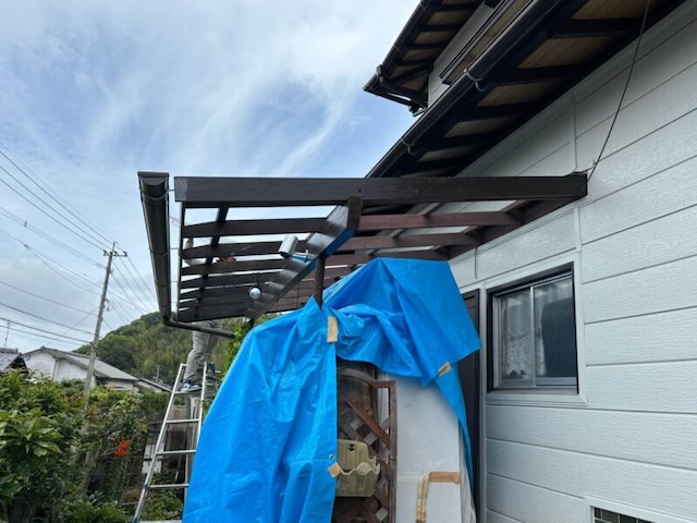 テラス屋根改修工事　波板撤去