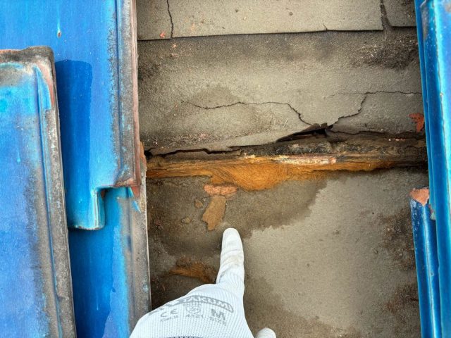 屋根調査　防水シート劣化