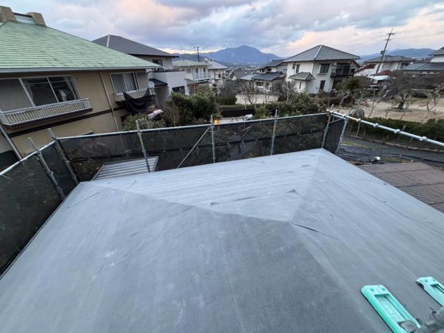 屋根カバー工法　防水シート敷設
