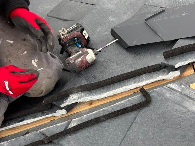 屋根カバー工法　棟板金施工