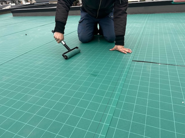 ウレタン防水工事　通気緩衝シート転圧
