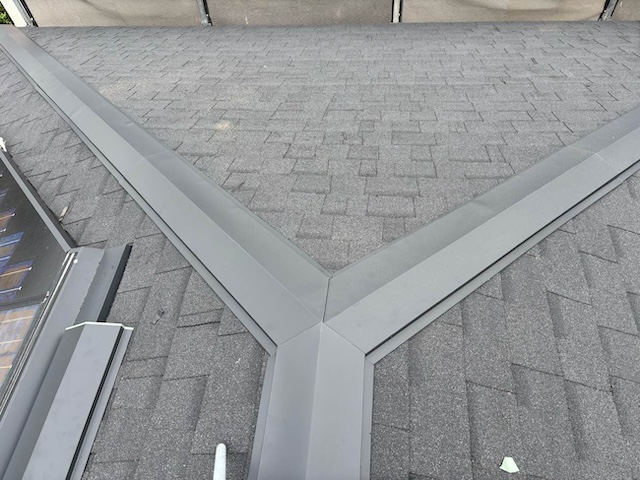 屋根カバー工法　棟板金設置