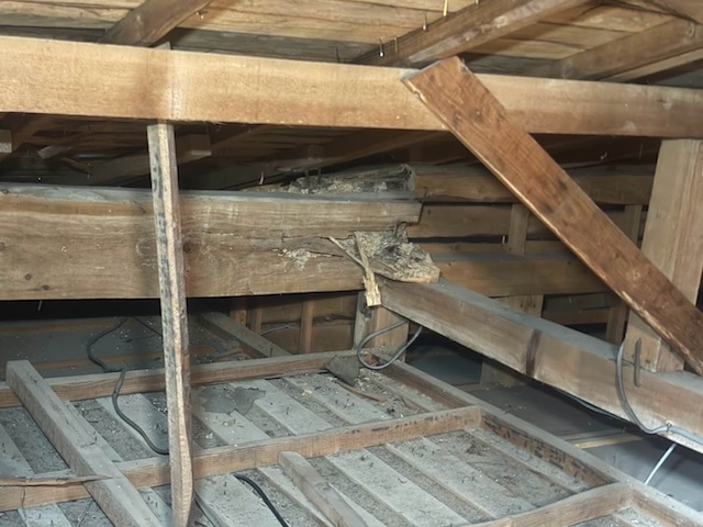屋根裏　雨漏り