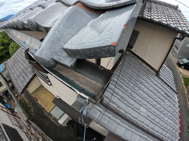 瓦屋根住宅　現地調査　瓦の割れ