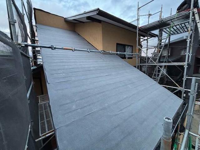 屋根カバー工法　防水シート敷設