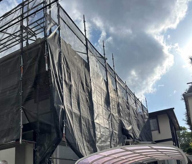 屋根カバー工法　足場組立
