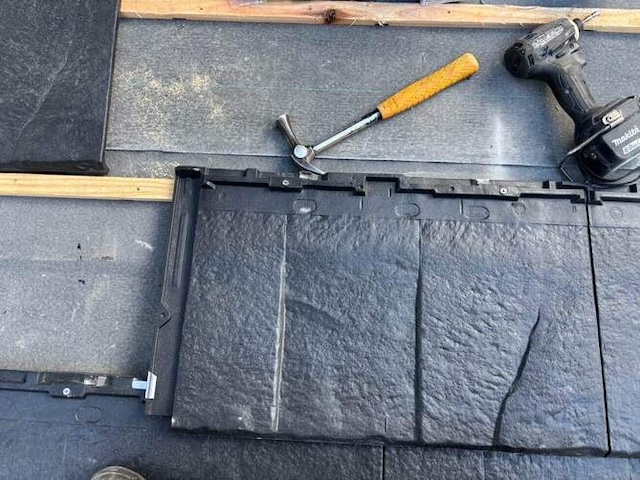 屋根カバー工法　ルーガ鉄平施工