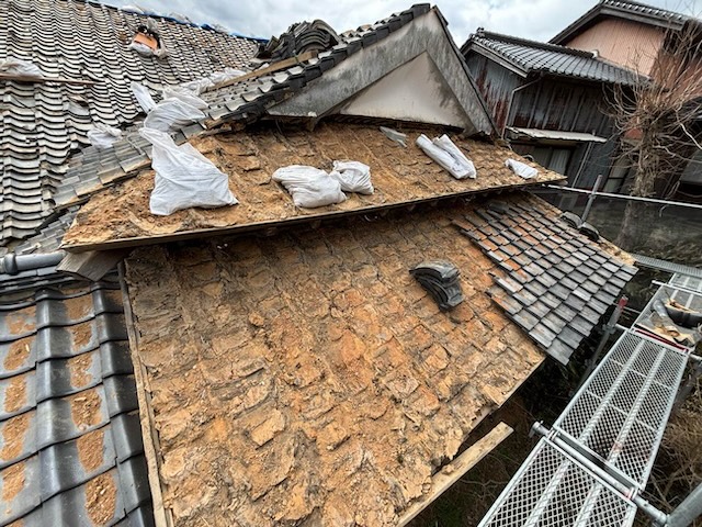 土葺き屋根　撤去作業